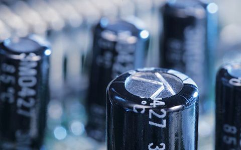 哪些材料會(huì)影響超級(jí)電容器的性能？