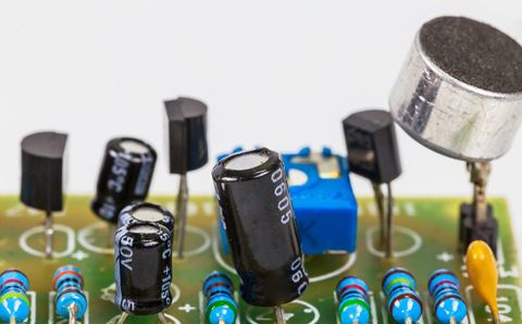 無功補(bǔ)償電容器漏油，可以繼續(xù)使用嗎？